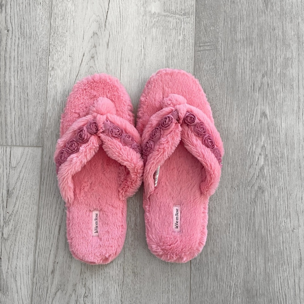 La Vie En Rose | Pink slippers